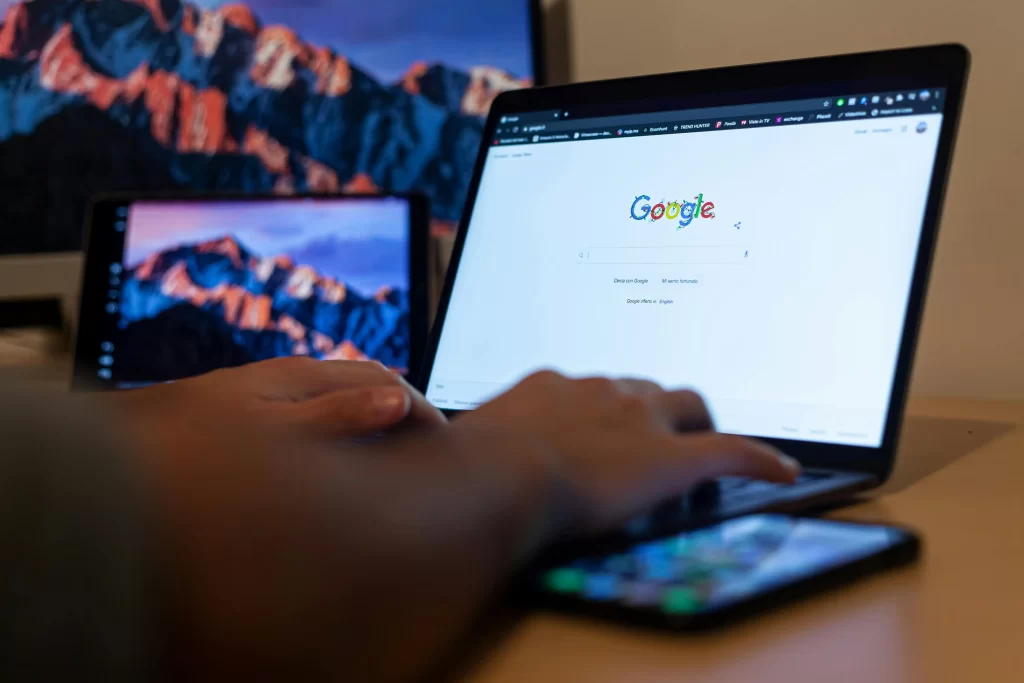 Portátil con búsqueda en Google para auditar una web y evitar la penalización por back button hijacking en 2026.