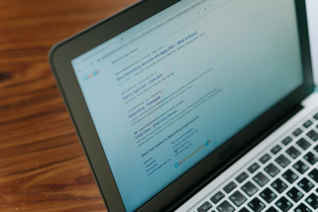 Persona revisando en Google la nueva penalización por back button hijacking en 2026 desde un portátil.