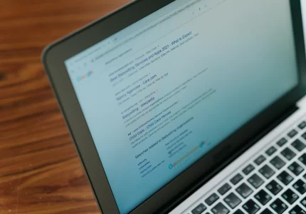 Persona revisando en Google la nueva penalización por back button hijacking en 2026 desde un portátil.