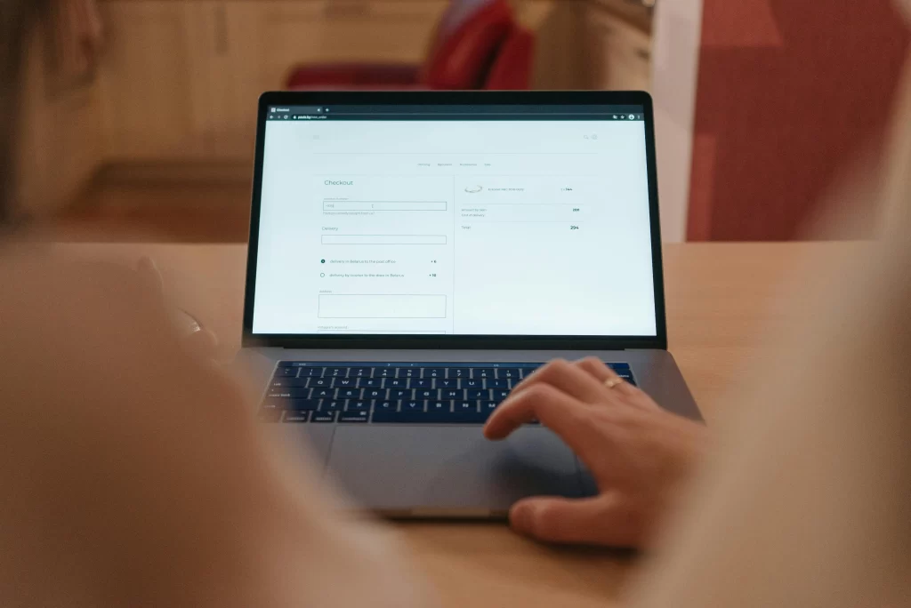 Persona trabajando en un portátil frente a un panel similar a Google Search Console, revisando informes de rendimiento SEO y datos estructurados tras la retirada de los FAQ Rich Results