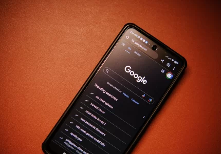Smartphone mostrando la página de búsqueda de Google con tendencias, ilustrando los cambios en los resultados enriquecidos FAQ en Google Search