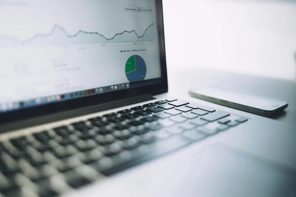 Las preguntas frecuentes siguen siendo útiles para el SEO y la experiencia de usuario, pero ya no generarán el desplegable visual en Google. 
La recomendación es revisar el marcado FAQPage caso por caso, mantener solo las FAQ que aporten valor real y adaptar la estrategia a un escenario donde SEO y GEO conviven.

Durante años, muchas webs añadieron bloques de preguntas frecuentes al final de sus páginas con una intención bastante clara: ocupar más espacio en Google. Si todo estaba bien implementado, esas preguntas podrían aparecer desplegadas en los resultados de búsqueda y hacer que un resultado orgánico destaque más que el resto.
Ahora eso cambia.
Google ha confirmado que, desde el 7 de mayo de 2026, los FAQ Rich Results ya no aparecerán en Google Search. Además, durante junio de 2026 retirará la apariencia de búsqueda de FAQ, el informe de resultados enriquecidos y el soporte en Rich Results Test; y en agosto de 2026 eliminará también el soporte para este resultado enriquecido en la API de Search Console.
Dicho así puede sonar muy técnico, pero la idea es sencilla: Google no ha eliminado las preguntas frecuentes de las webs. Lo que ha eliminado es el antiguo resultado enriquecido que mostraba esas preguntas en las SERP.
Y aquí está lo importante: las FAQ no han muerto, pero su papel dentro de la estrategia SEO ha cambiado.
Qué ha cambiado 
Google elimina los resultados enriquecidos FAQ, pero no elimina el valor de responder bien a las dudas de tus usuarios. Las preguntas frecuentes siguen siendo útiles si ayudan a entender un servicio, resolver objeciones, mejorar la conversión o estructurar mejor el contenido. Lo que ya no tiene sentido es añadir FAQs genéricas solo para conseguir más visibilidad visual en Google.
Qué eran los FAQ Rich Results
Los FAQ Rich Results eran resultados enriquecidos que podrían mostrar varias preguntas y respuestas debajo de un resultado orgánico. Para conseguirlos, una página debería incluir preguntas frecuentes visibles para el usuario y, además, un marcado de datos estructurados adecuado mediante FAQPage, Question y Answer. 

En Invbit ya hablamos de este tipo de formatos en nuestra guía sobre qué son los Rich Snippets y cómo pueden mejorar tu SEO. En este artículo explicábamos que los Rich Snippets podrían mejorar la visibilidad de una página al hacer que el resultado fuera más atractivo para el usuario. En el caso concreto de las FAQ, el beneficio era muy evidente: más espacio en pantalla y más información antes del clic.

El marcado FAQPage, según Schema.org, sirve para indicar que una página contiene una o varias preguntas frecuentes con sus respuestas. Hasta ahora, Google podía usar ese mercado para generar un resultado enriquecido, siempre que el contenido cumpliera sus directrices.
Pero que Google pudiera mostrarlo nunca significó que estuviera obligado a hacerlo. Y, desde mayo de 2026, directamente ha dejado de hacerlo.
