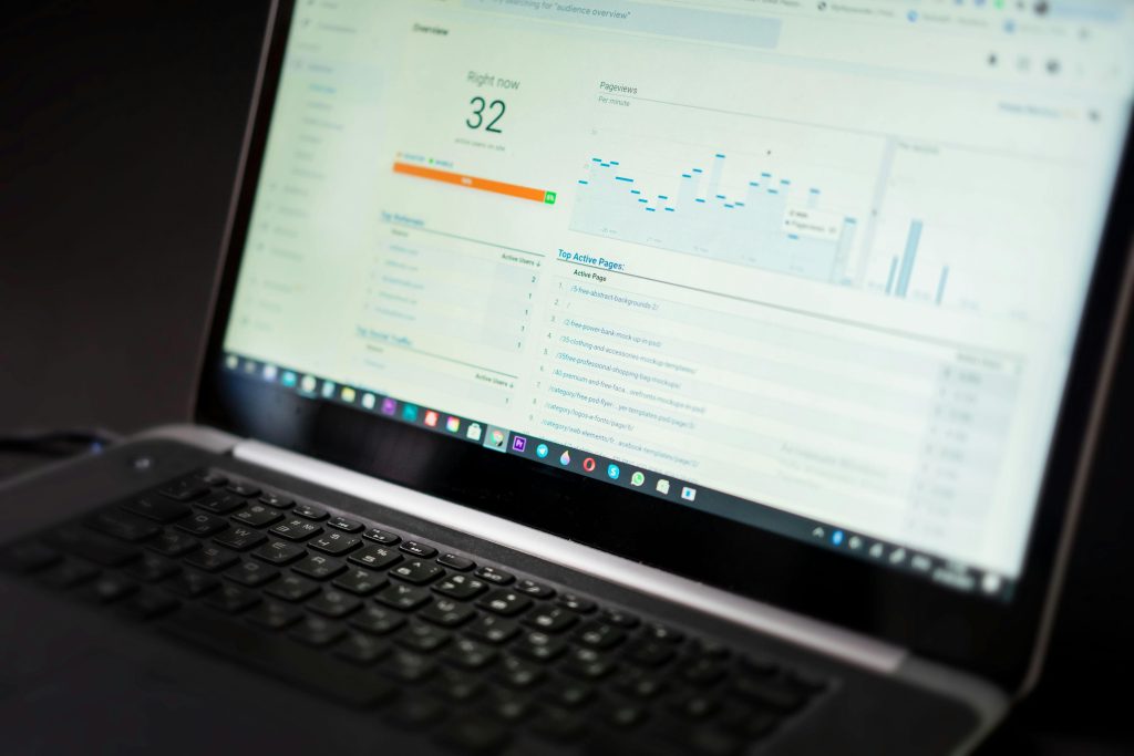 informe de rendimiento de búsquedas en Bing Webmaster Tools mostrando clics, impresiones, CTR u posición media por consulta