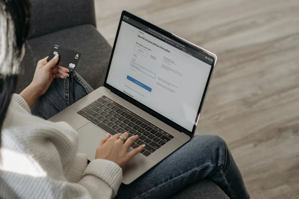 Persona comprando en una tienda online desde su portátil