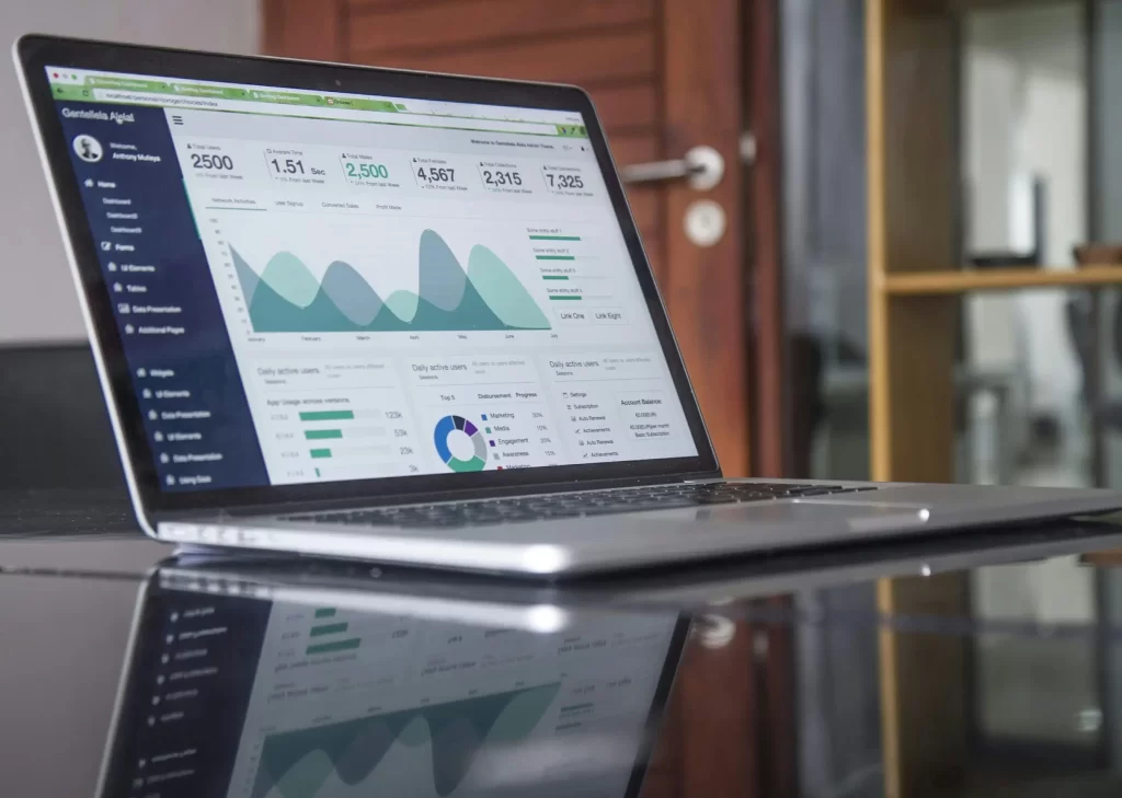 Ordenador con gráficos para revisar datos de analítica web y estrategia SEO en un portátil