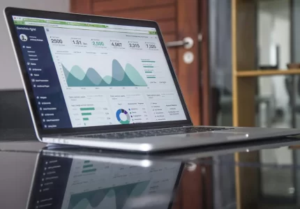 Ordenador con gráficos para revisar datos de analítica web y estrategia SEO en un portátil