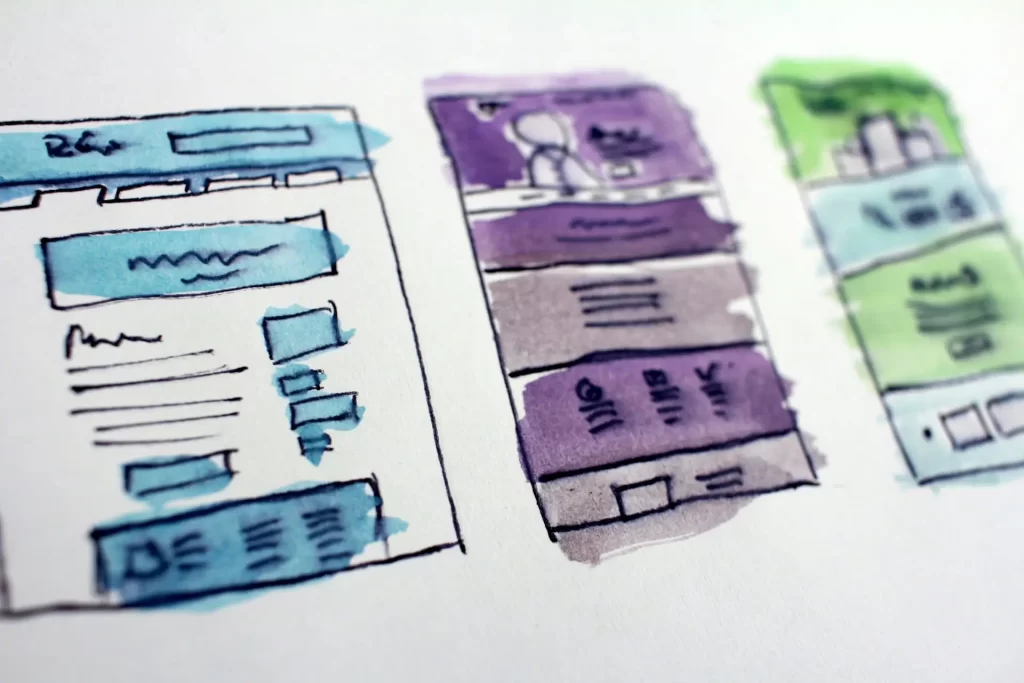 Bocetos de wireframes de diseño web en un cuaderno, representando la arquitectura de la información