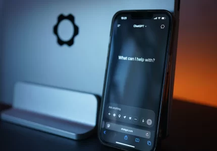 Smartphone con la app de ChatGPT abierta, ejemplo de contenido generado por IA regulado por el artículo 50 del AI Act