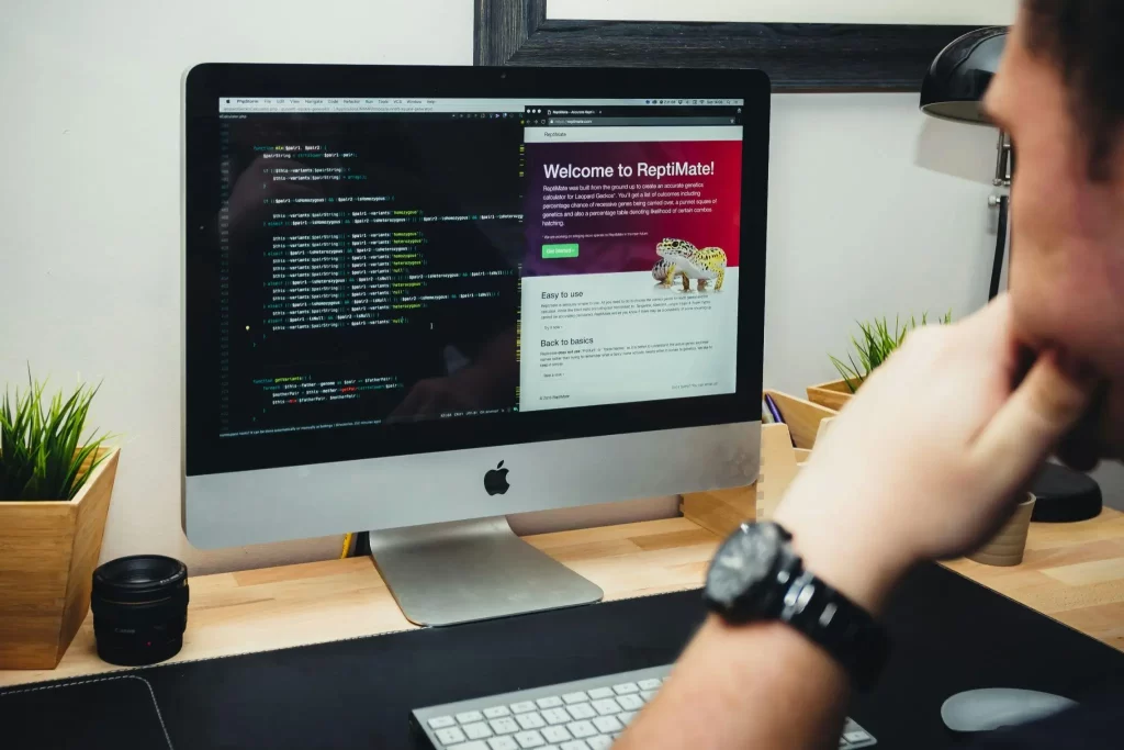 Desarrollador revisando el código HTML de una página web junto a la vista previa del sitio en pantalla