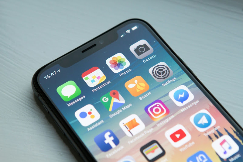 Smartphone con iconos de apps y redes sociales que ilustra el diseño web responsive