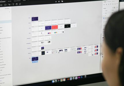 Diseño web para marketing digital: panel de diseño con bloques de color en la pantalla de un ordenador