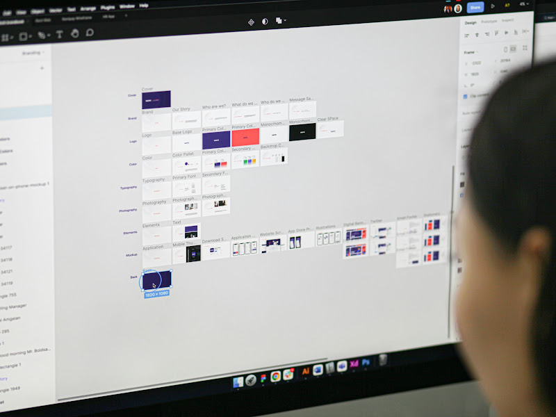 Diseño web para marketing digital: panel de diseño con bloques de color en la pantalla de un ordenador