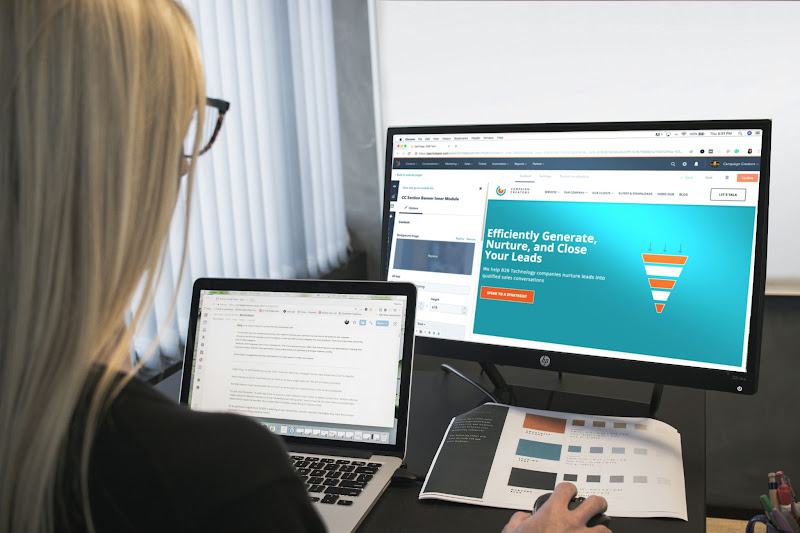 Persona diseñando una campaña de email marketing con un embudo de conversión en pantalla