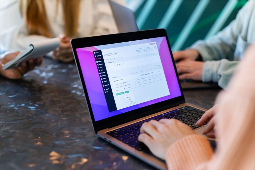 Tienda online abierta en un portátil durante tareas de mantenimiento ecommerce