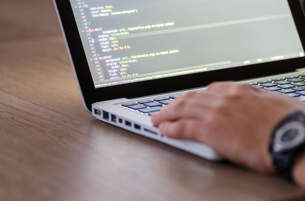 Desarrollador realizando tareas de mantenimiento y actualización de una página web