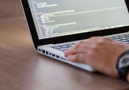 Desarrollador realizando tareas de mantenimiento y actualización de una página web