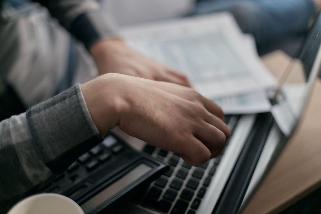 Cálculo del precio del mantenimiento web junto a un ordenador portátil