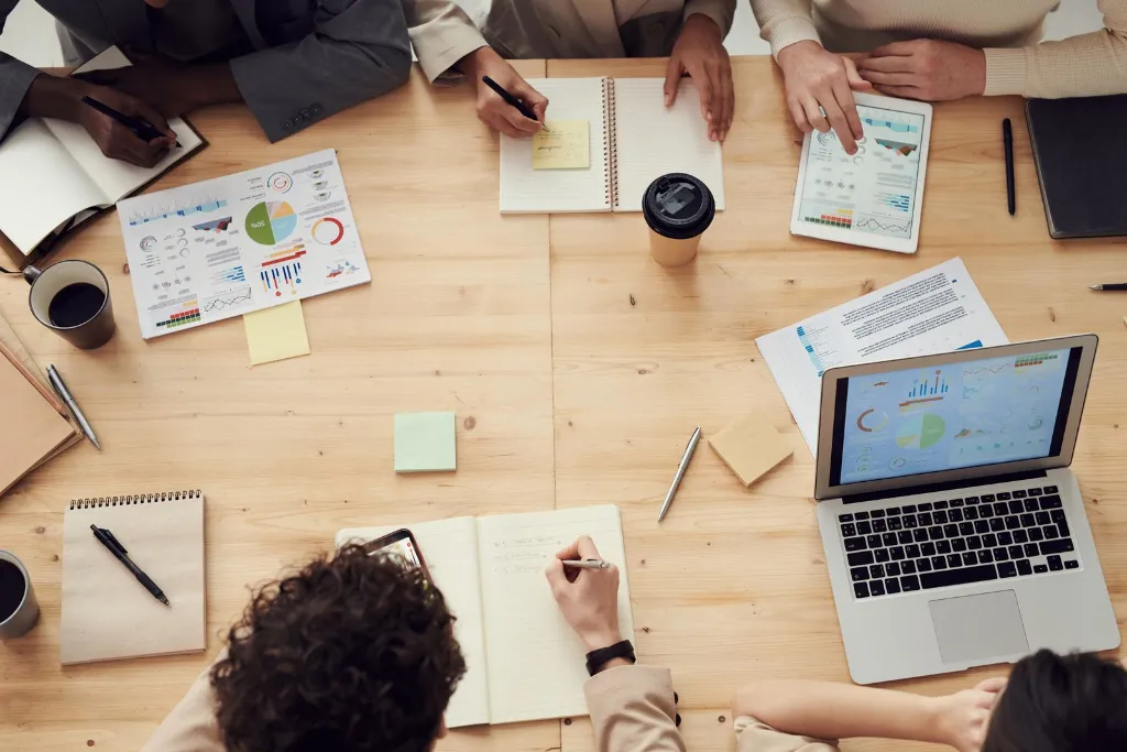 Equipo de una pyme revisando datos de gestión con portátiles y gráficos