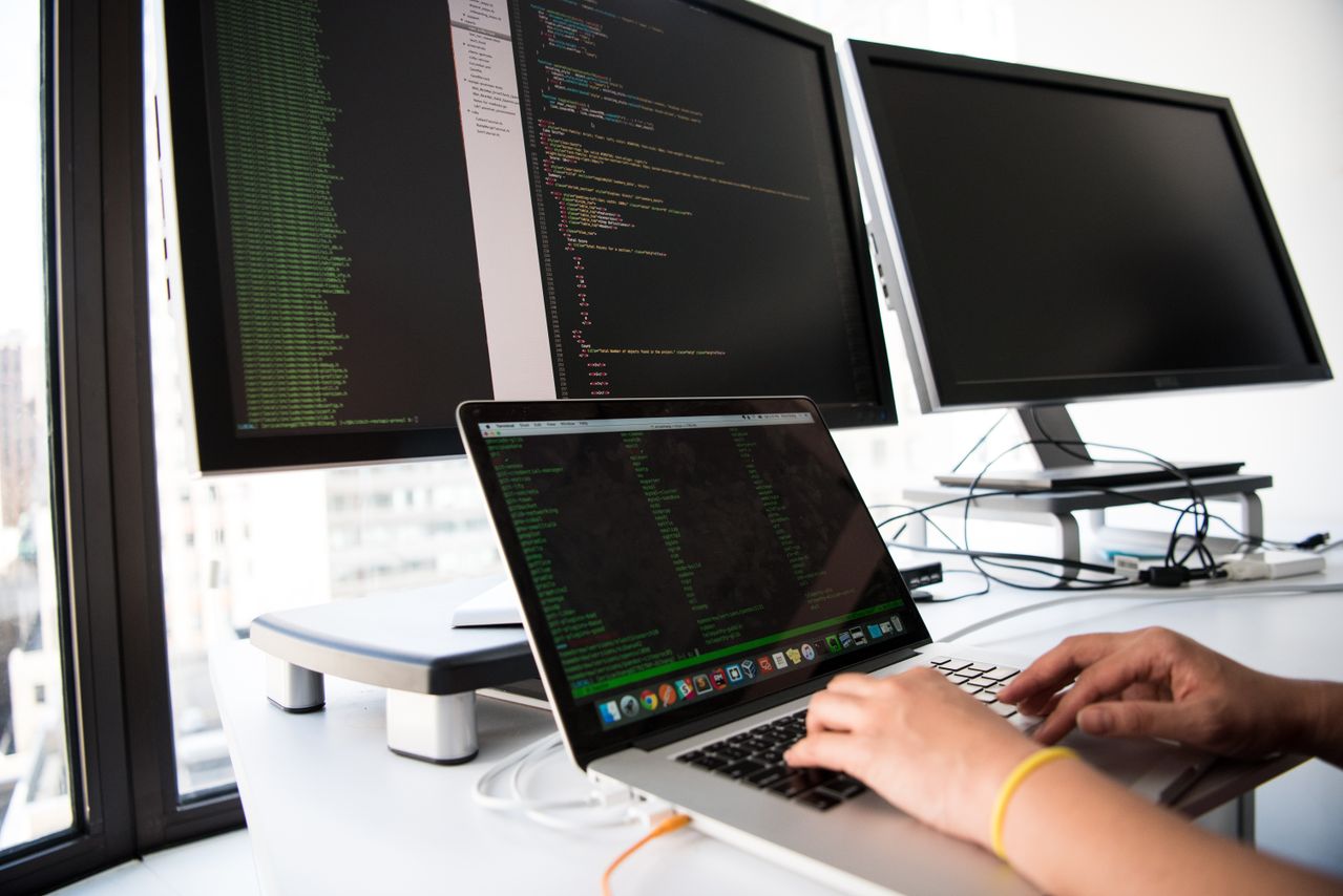Profesional revisando código web en un portátil